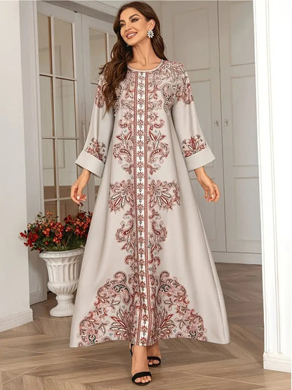 Traditionelles langes Kleid mit bedrucktem Design im orientalischen Stil